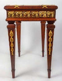 Une paire de tables avec dessus marbre fin XIXème siècle