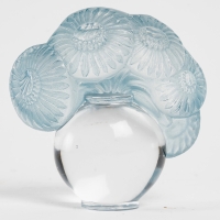 Cachet &quot;Soucis&quot; verre blanc patiné bleu de René LALIQUE