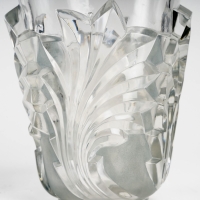 Vase &quot;Surcouf&quot; cristal blanc patiné bleu gris de Marc LALIQUE