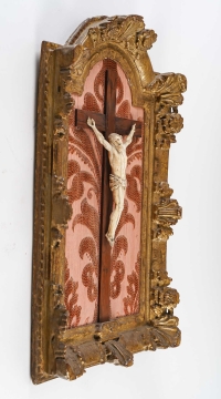 Christ en ivoire sur son présentoir en bois sculpté et doré, XVIIIème siècle