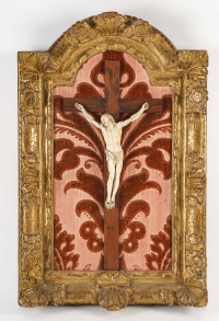 Christ en ivoire sur son présentoir en bois sculpté et doré, XVIIIème siècle