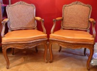Paire de fauteuils d&#039;époque Régence en bois naturel estampillés Jean Avisse