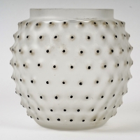 Vase &quot;Cactus&quot; verre blanc émaillé noir d&#039;origine de René LALIQUE