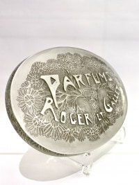 Plaque Publicitaire &quot;Parfums Roger et Gallet&quot; verre blanc patiné gris de René LALIQUE