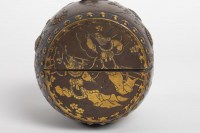 Small tambourine-shaped box in bronze with inlays in precious metals signed Kumagai Sei, Meiji era (1864 – 1912)