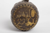 Small tambourine-shaped box in bronze with inlays in precious metals signed Kumagai Sei, Meiji era (1864 – 1912)