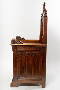 Important fauteuil néo-gothique en noyer, XIXème siècle