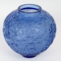 Vase &quot;Gui&quot; verre bleu saphir de René LALIQUE