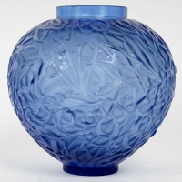 Vase &quot;Gui&quot; verre bleu saphir de René LALIQUE
