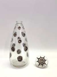 Flacon &quot;Fleurs Concaves&quot; verre blanc patiné noir de René Lalique