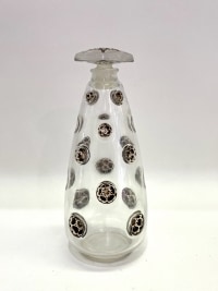 Flacon &quot;Fleurs Concaves&quot; verre blanc patiné noir de René Lalique