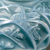 Vase &quot;Sauterelles&quot; verre opalescent patiné bleu de René LALIQUE