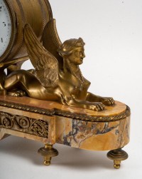 Pendule Napoléon III en bronze doré et marbre