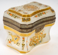 Boîte en opaline blanche émaillée du XIXème siècle