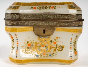 Boîte en opaline blanche émaillée du XIXème siècle||||||||