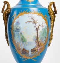 Une paire de vases en porcelaine de style sèvres, fin XIXème siècle