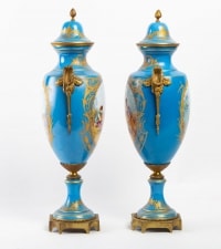 Une paire de vases en porcelaine de style sèvres, fin XIXème siècle