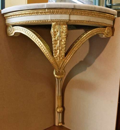 Paire de consoles d&#039;angles Louis XVI à patine blanche et feuille d&#039;or