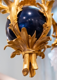 Lustre en bronze doré avec boule peinte émaillée bleu. Fin XIXème siècle