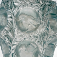 Vase &quot;Bagatelle&quot; verre blanc patiné bleu de René LALIQUE