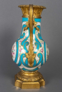 Vase style Sèvres,  Louis XVI