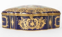 Boîte en porcelaine, monture en bronze, XIXème siècle, Napoléon III