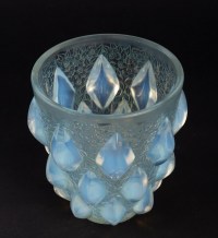 Vase « Rampillon » verre opalescent patiné vert de René LALIQUE