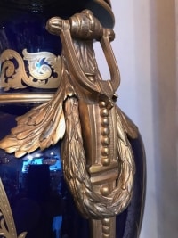 Paire de vases en porcelaine bleu de Sèvres et bronze doré. Réf: 368.
