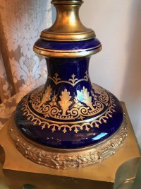 Paire de vases en porcelaine bleu de Sèvres et bronze doré. Réf: 368.