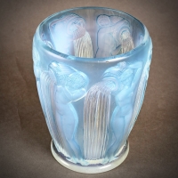 Vase &quot;Danaïdes&quot; verre opalescent patiné bleu de René LALIQUE