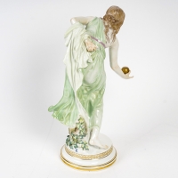 Statue en porcelaine de Saxe, Joueuse de Balle, manufacture de Meissen, signée Walter Schott, circa 1910