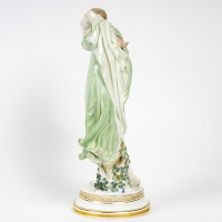 Statue en porcelaine de Saxe, Joueuse de Balle, manufacture de Meissen, signée Walter Schott, circa 1910