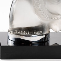 Paire Mascottes Serre-livres &quot;Tête De Bélier&quot; verre blanc sur socle verre noir de René LALIQUE