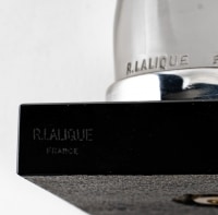 Paire Mascottes Serre-livres &quot;Tête De Bélier&quot; verre blanc sur socle verre noir de René LALIQUE