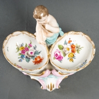 Salière double en porcelaine de Berlin, surmontée d&#039;un petit enfant, manufacture KPM, XIXe siècle.