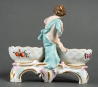 Salière double en porcelaine de Berlin, surmontée d&#039;un petit enfant, manufacture KPM, XIXe siècle.