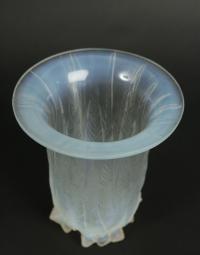 René Lalique  Vase &quot;Eucalyptus&quot; opalescent