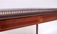 Paire de petites tables à tiroir en acajou marqueté de style Louis XVI, circa 1940