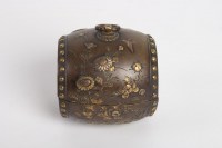 Petit tambourin en bronze doré avec incrustations de fleurs en métal précieux