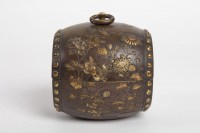 Petit tambourin en bronze doré avec incrustations de fleurs en métal précieux