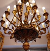 Important lustre Empire 18 lumières en bronze ciselé et doré. Travail du début 19ème siècle d&#039;époque Empire