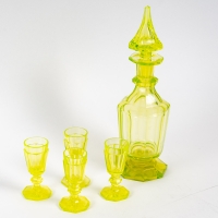Carafe en cristal de bohème, 4 goblets en ouraline, XIXème siècle