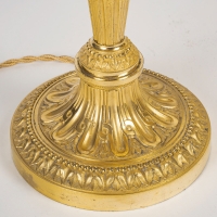Paire de flambeaux en bronze ciselé et doré montés en lampes de la fin de l’époque Louis XVI