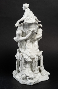 Le Triomphe d&#039;Amphitrite- Surtout De Table En Porcelaine émaillée Blanche. XIXe Siècle.