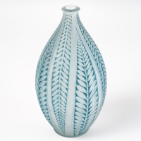 Vase « Acacia » en verre blanc patiné bleu de René LALIQUE