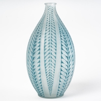 Vase « Acacia » en verre blanc patiné bleu de René LALIQUE