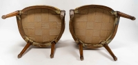 Paire de fauteuils Louis XVI à dossiers médaillons en bois naturel mouluré sculpté et ciré