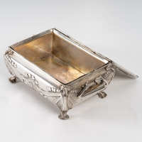 Boîte en métal argenté, 1900