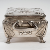 Boîte en métal argenté, 1900