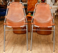 4 chaises en cuir et acier chromé de Charlotte Perriand, &quot;Les arcs&quot;, 1970-1980